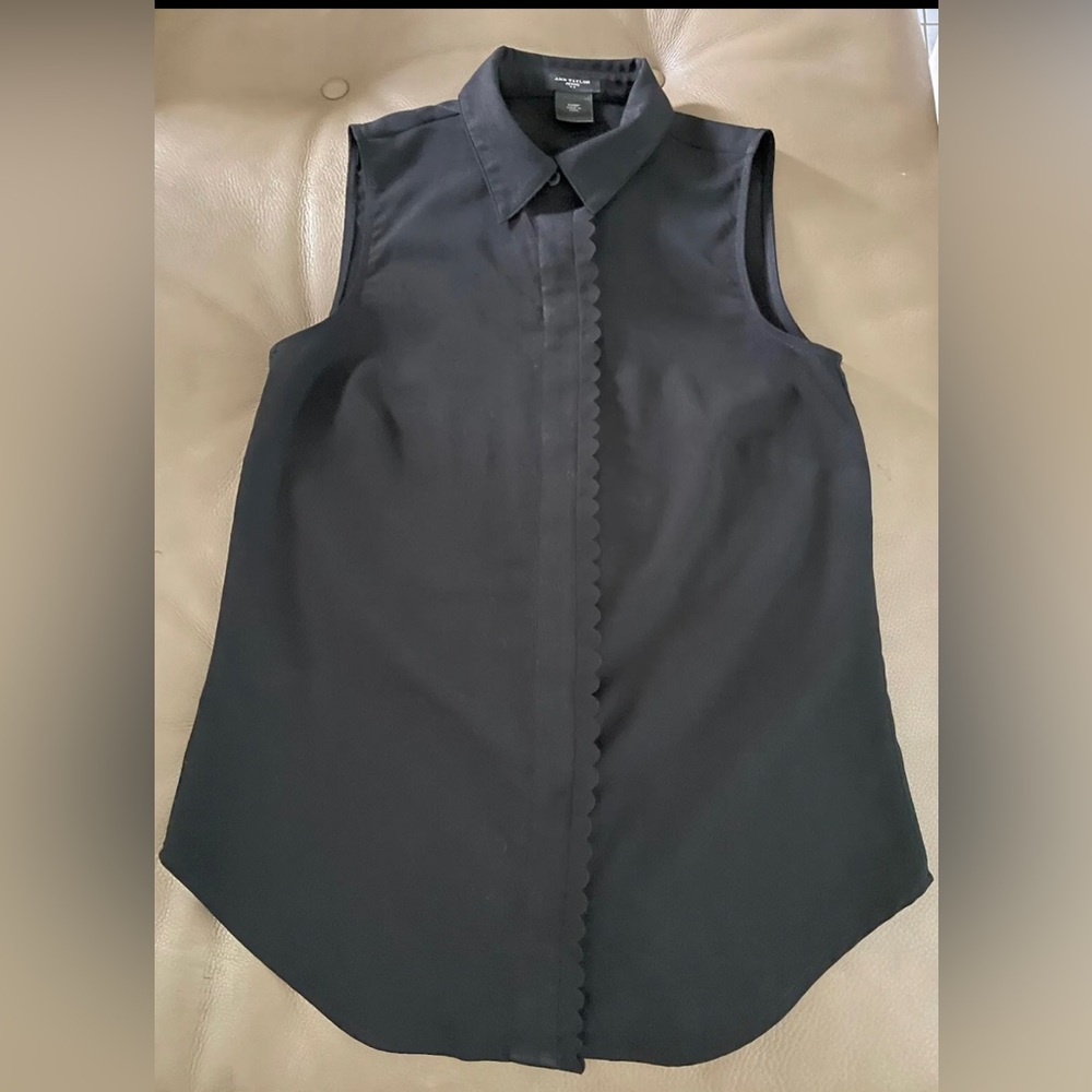 Ann Taylor XXSPetite sleeveless top. Color:black. Button-down Closure. Collared.